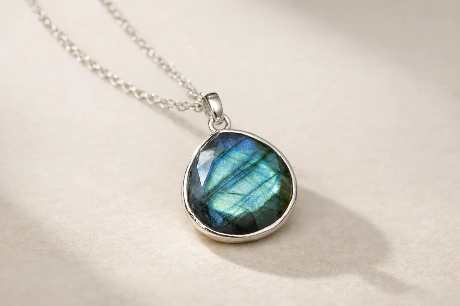 Bijoux en Labradorite : Élégance et Énergie