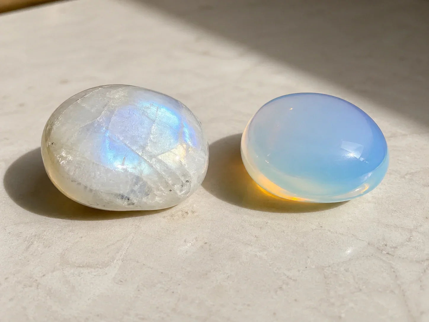 Pierre de Lune naturelle ou imitation : comment reconnaître une véritable pierre intuitive ?