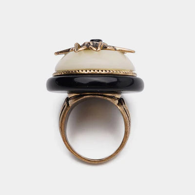 Bague Agate Noire "Reine Noire" avec monture en bronze ornée d'une pierre blanche et d'une pierre noire.