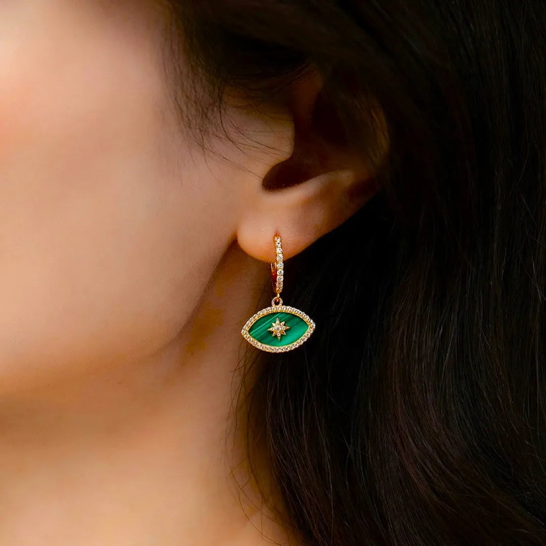 Boucle d'oreille œil protecteur en malachite avec une étoile au centre, sertie sur une monture en argent doré or et pavée de petits diamants.