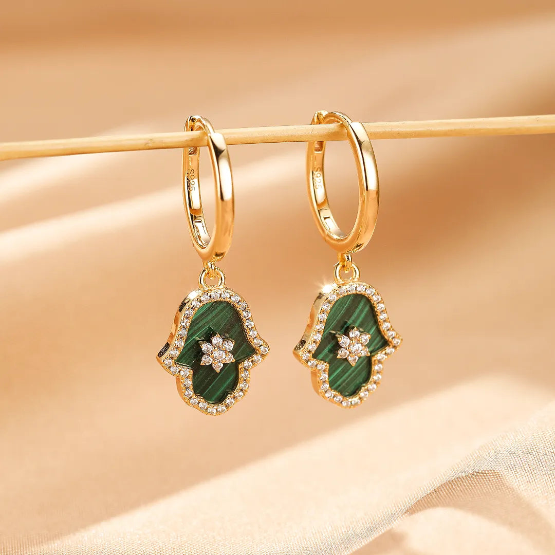 Paire de boucles d'oreilles pendantes en argent doré serties de malachite verte et de zircons cubiques, motif Main de Fatma protectrice.