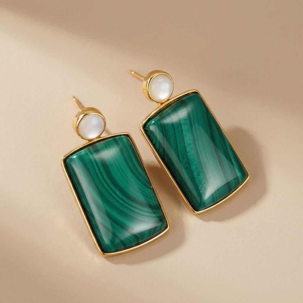Boucles d’Oreilles Malachite et Nacre ''Sérénade'' Argent Plaqué Or @main