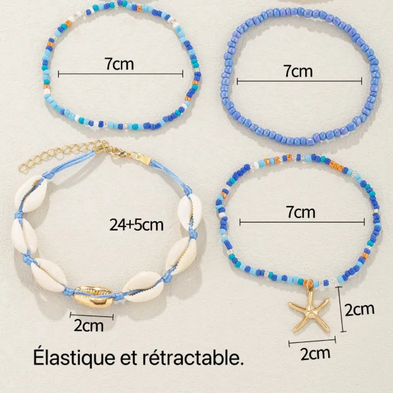 Ensemble de quatre bracelets de cheville "Énergie Marine" : un bracelet orné de coquillages et d'une perle dorée, deux bracelets en perles bleues et blanches, et un bracelet en perles bleues avec un pendentif étoile de mer.