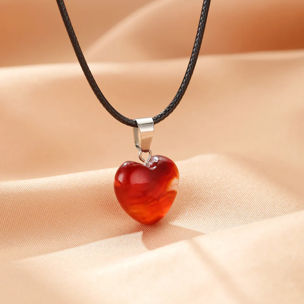 Collier avec pendentif en forme de cœur en agate rouge, sur un cordon noir