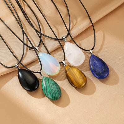 Collection de colliers avec pendentifs en forme de goutte en pierre naturelle : obsidienne noire, opale, quartz blanc, malachite, œil de tigre et lapis-lazuli.