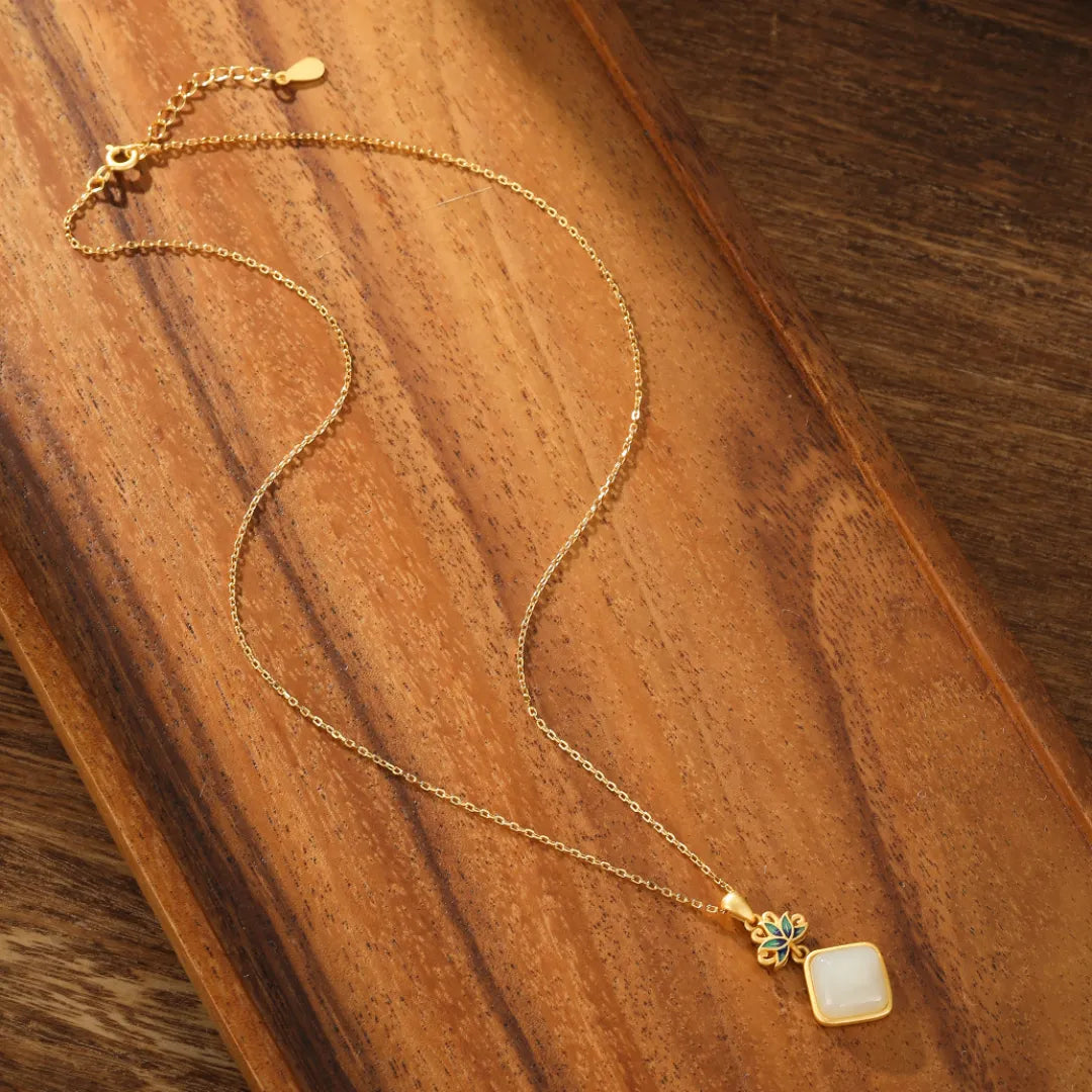 Collier Jade Blanc "Lotus Céleste" Argent Doré Or