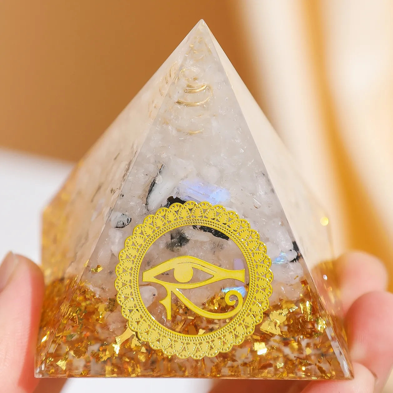 Puissance Protectrice - Pyramide Orgonite Œil Oudjat en Quartz Clair