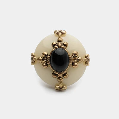 Bague "Pureté Mystique" en argent doré avec une grande agate noire centrale, entourée d'une monture travaillée aux motifs floraux et d'une base en nacre.
