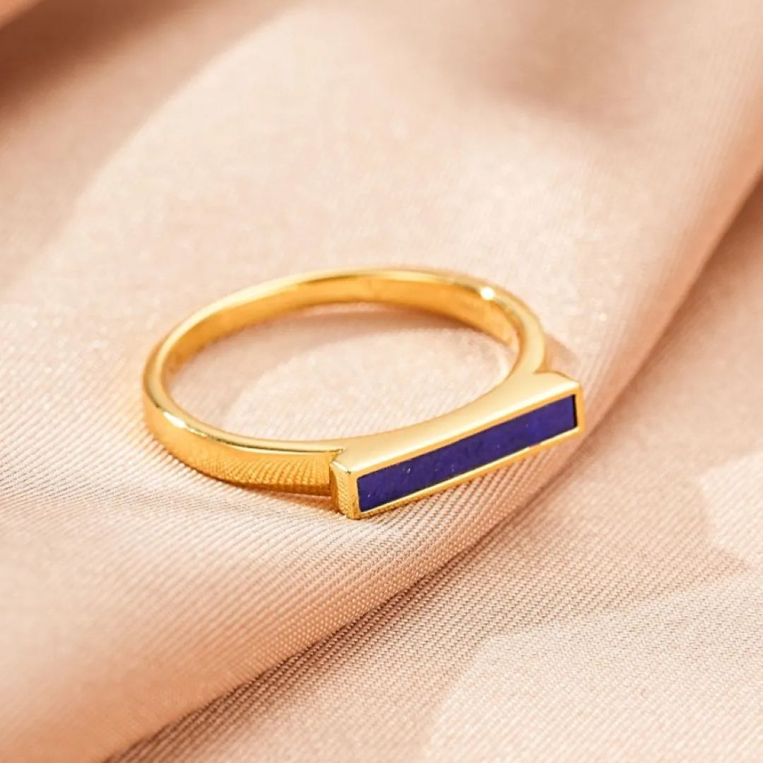Bague fine en argent doré, ornée d'une ligne rectangulaire de lapis lazuli bleu profond.