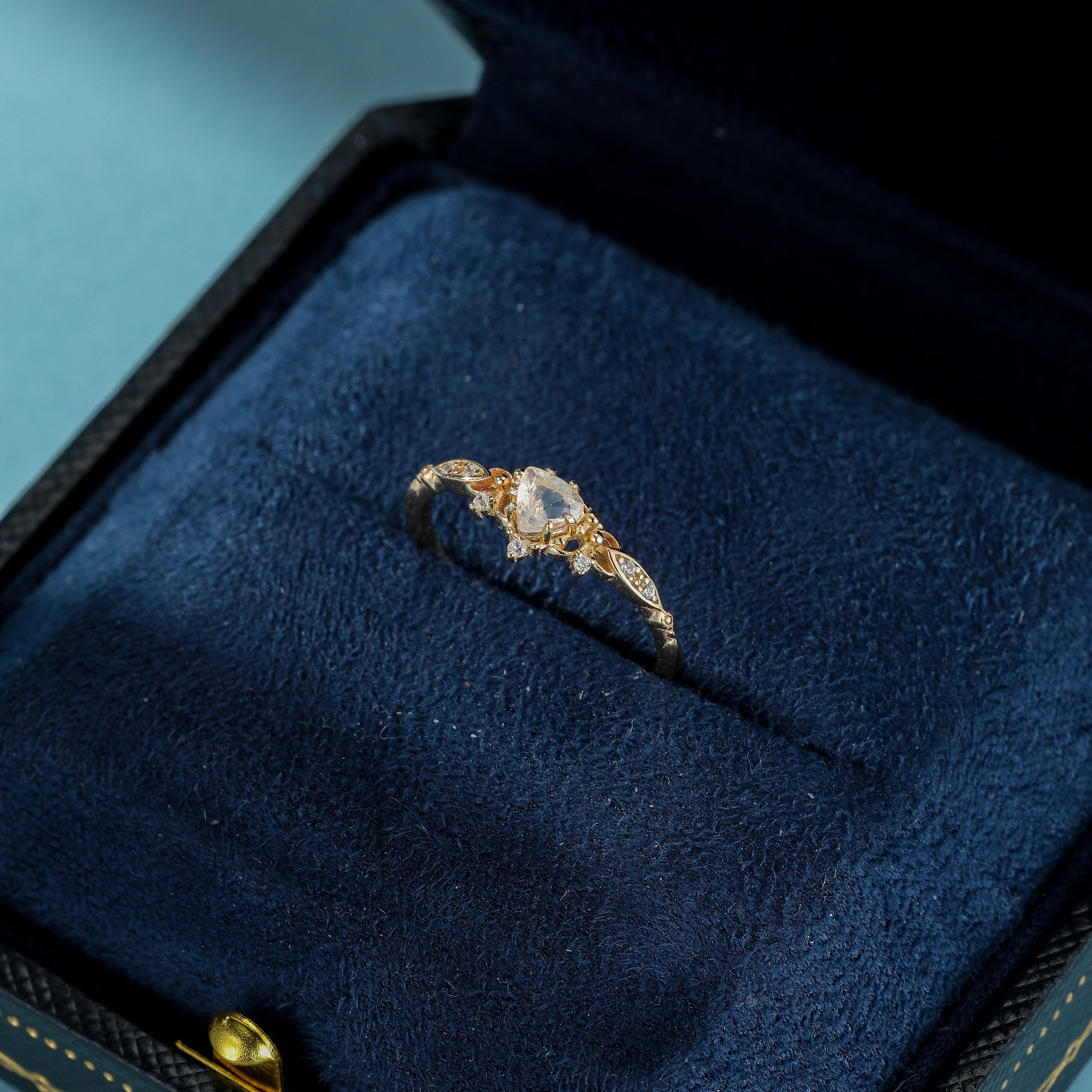 Anello Pietra di Luna "Regina Celeste" Argento Dorato Oro