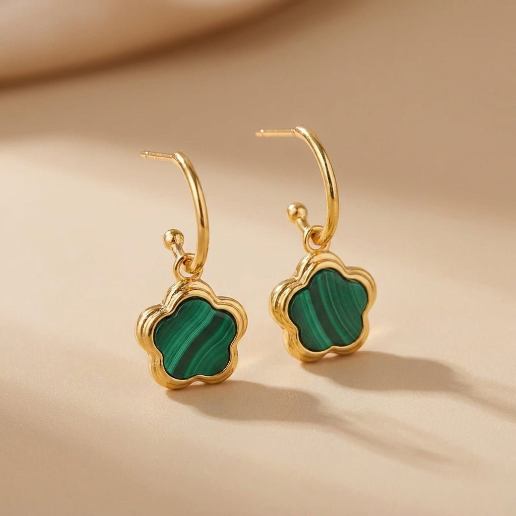 Boucles d’Oreilles Malachite "Fleur de Grâce" Argent Plaqué Or @main