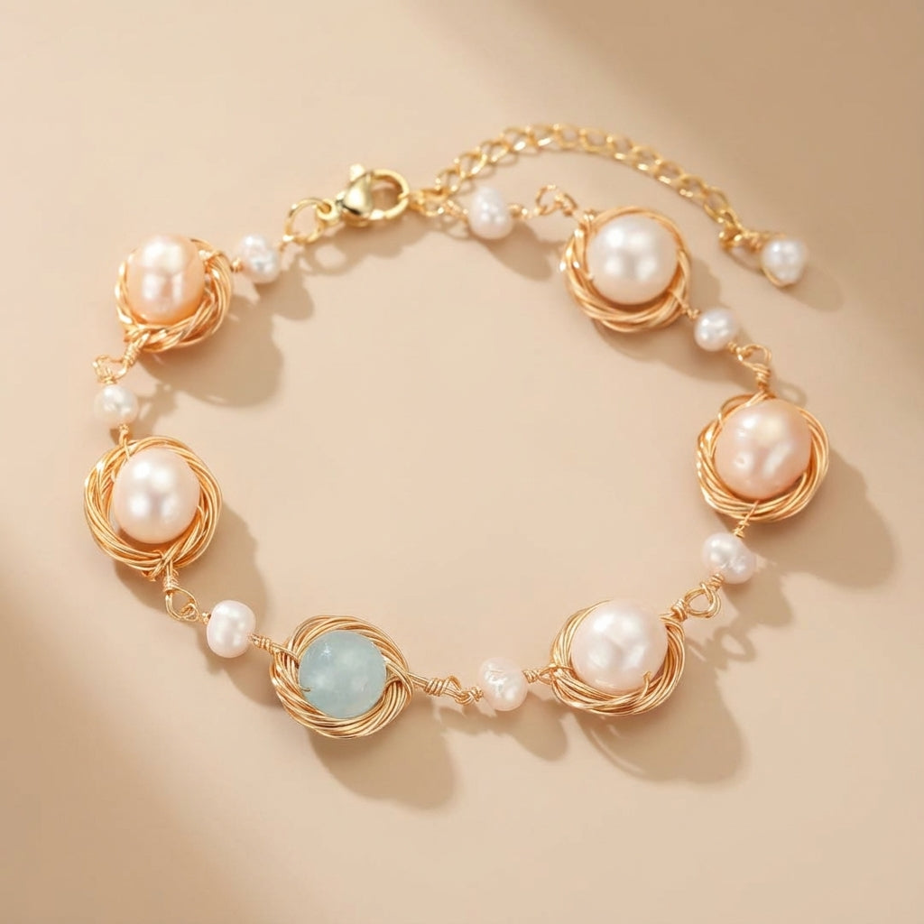 Bracelet "Mer Douce" en plaqué or avec des perles roses et blanches et une pierre d'aigue-marine bleue, orné de fils dorés