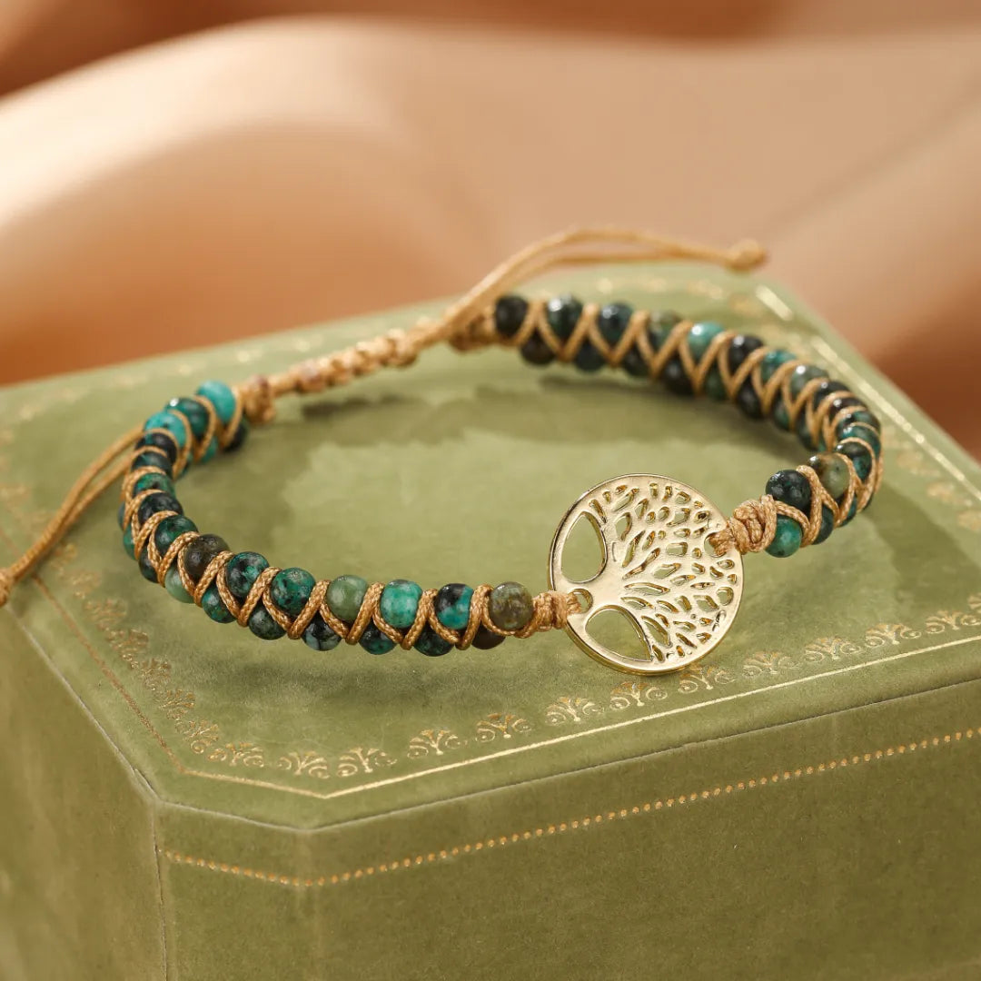 Bracelet Arbre de Vie en jaspe africain avec un pendentif rond doré représentant un arbre stylisé, sur fond vert