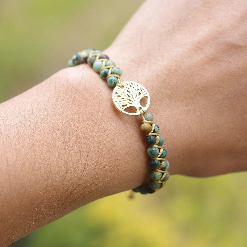 Bracelet Arbre de Vie en jaspe africain avec breloque dorée, perles naturelles vertes et dorées, style bohème chic.