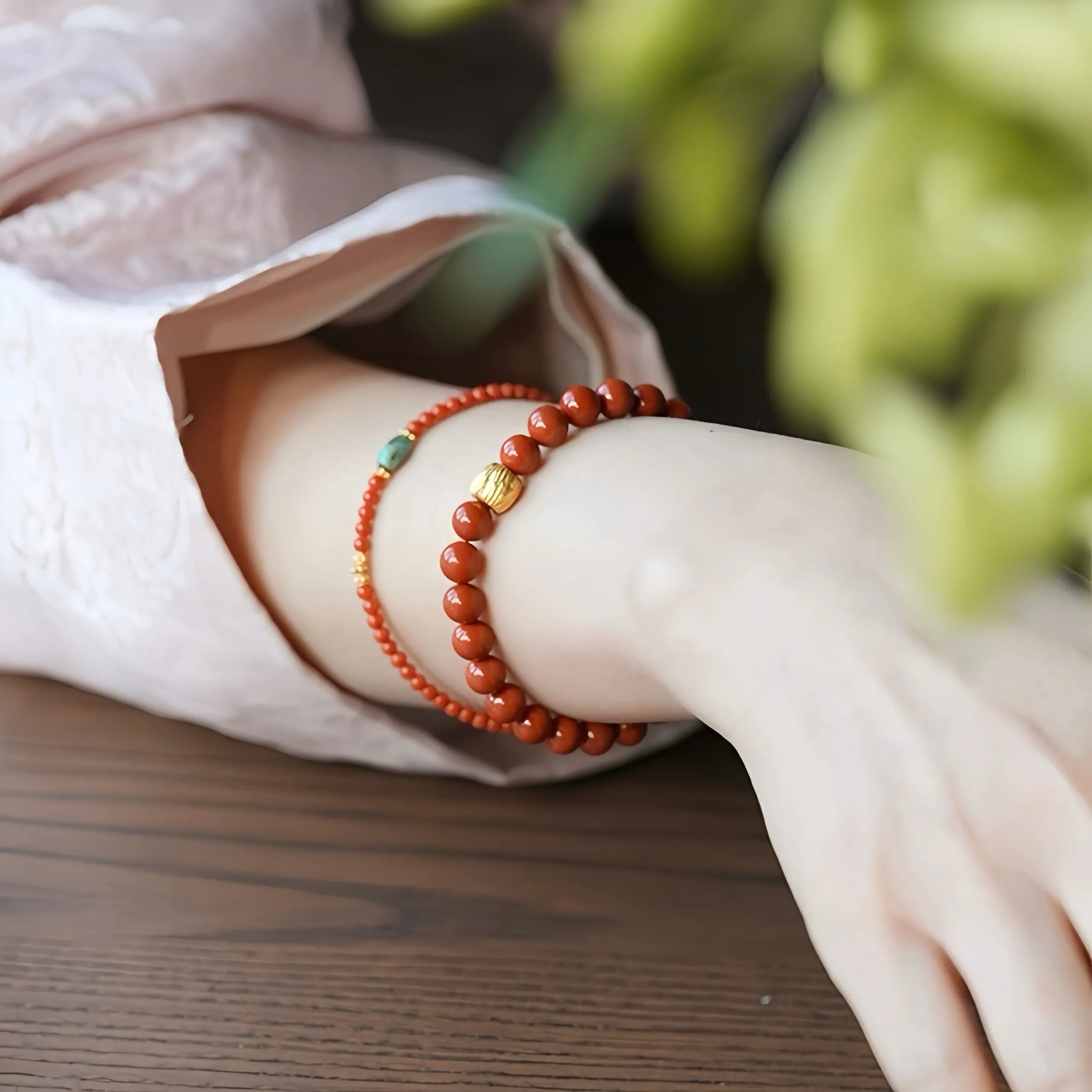 Vue latérale du Bracelet en Agate Rouge, présentant le détail du fermoir en argent plaqué or et la finition des perles.
