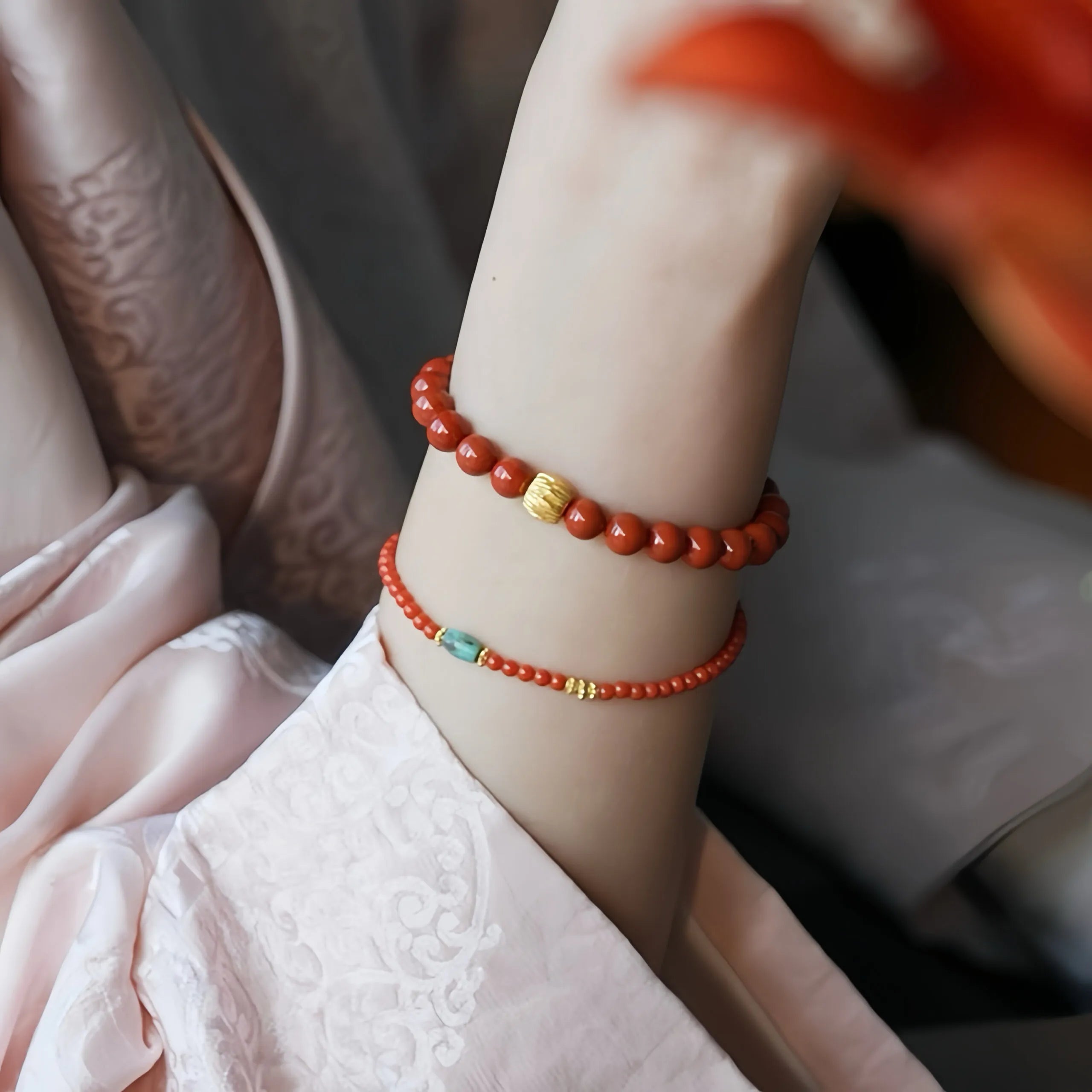 Ensemble du Bracelet en Agate Rouge et Accents Argent Plaqué Or, montrant la richesse des couleurs et le design luxueux.