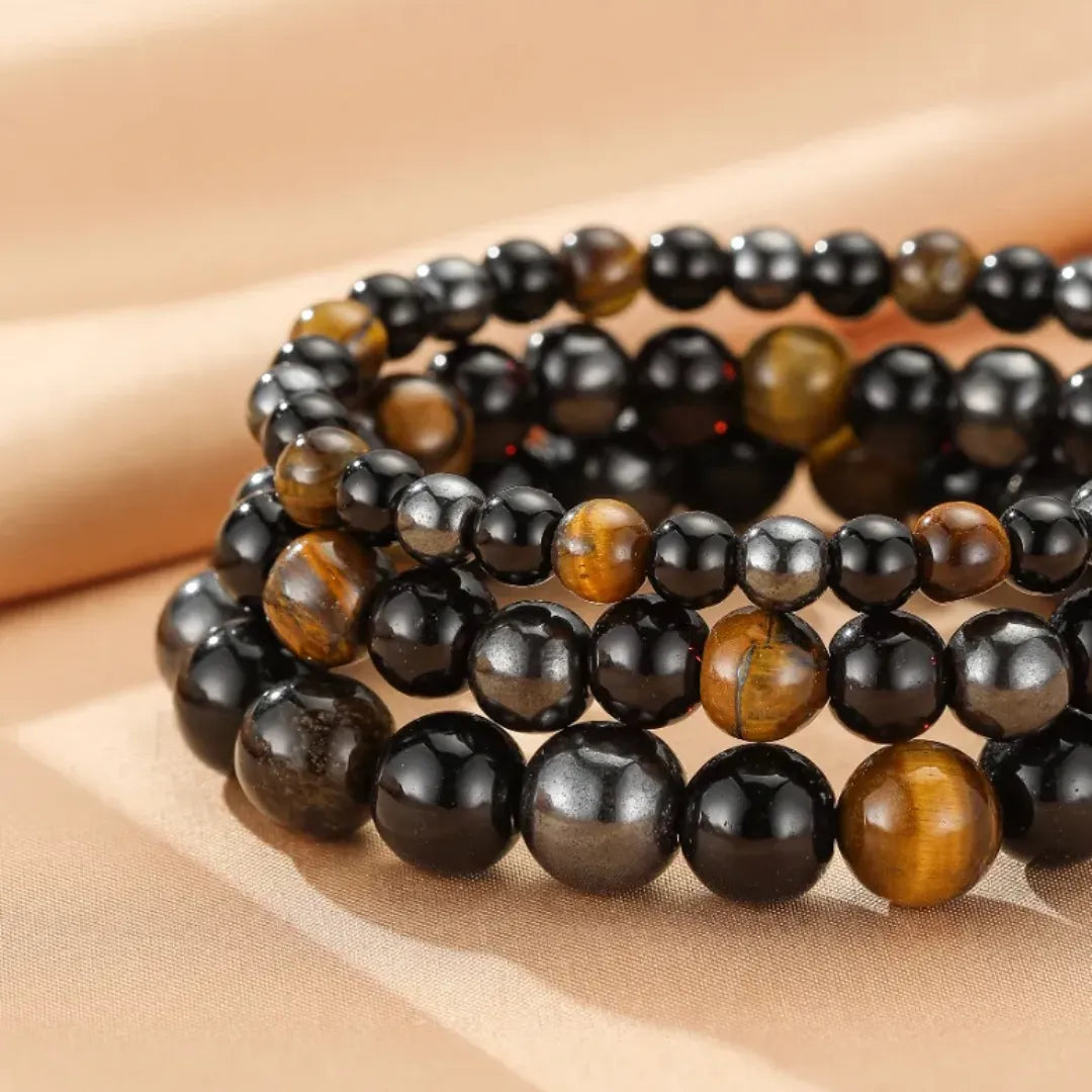 Bracelet "Force Protectrice" composé de perles d'œil de tigre et d'hématite noires.