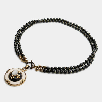 Collier double rang en agate noire avec un pendentif rond orné d'une pierre blanche et de détails dorés.