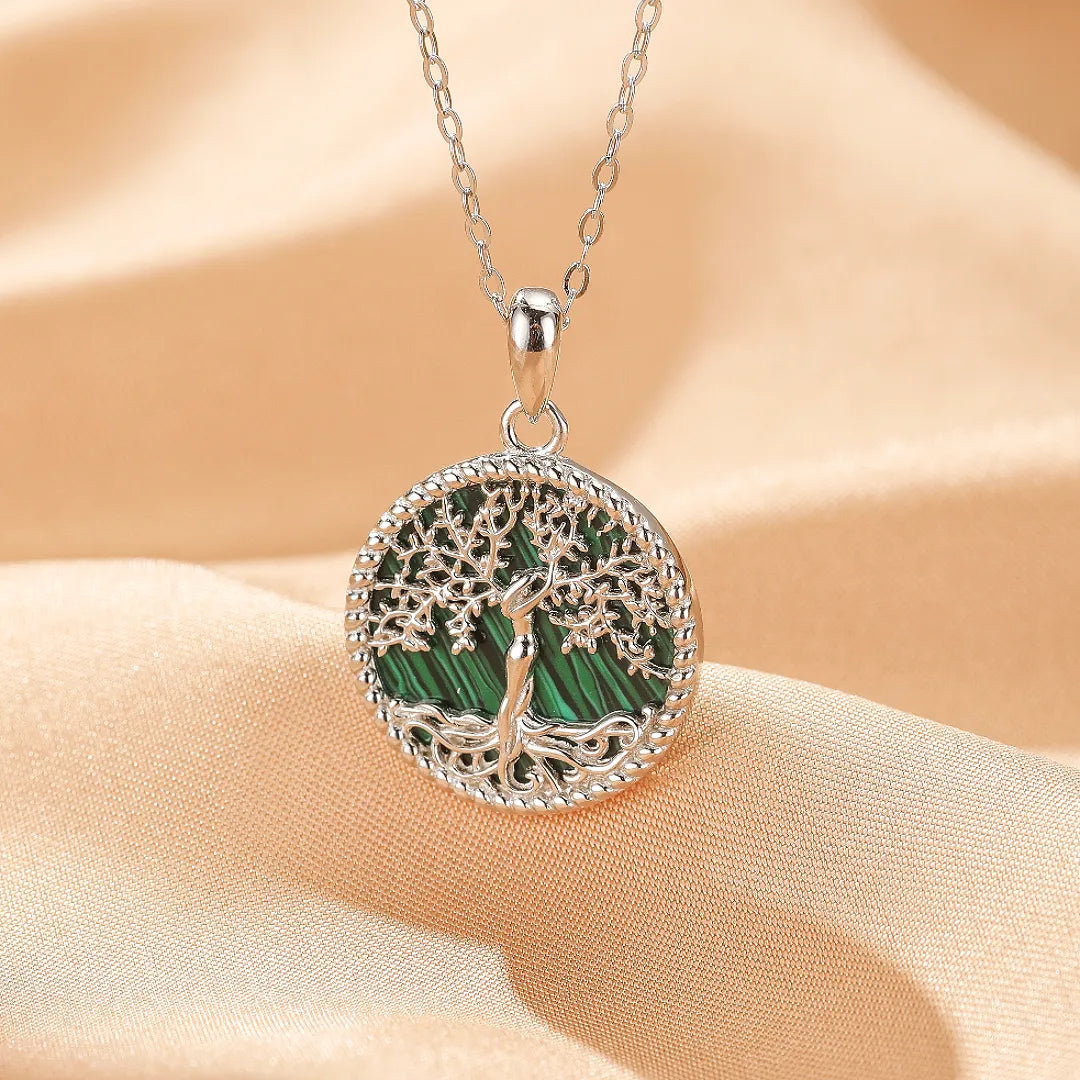 Collier Arbre de Vie en argent avec un pendentif rond orné d'une malachite verte au motif d'arbre de vie détaillé et de racines