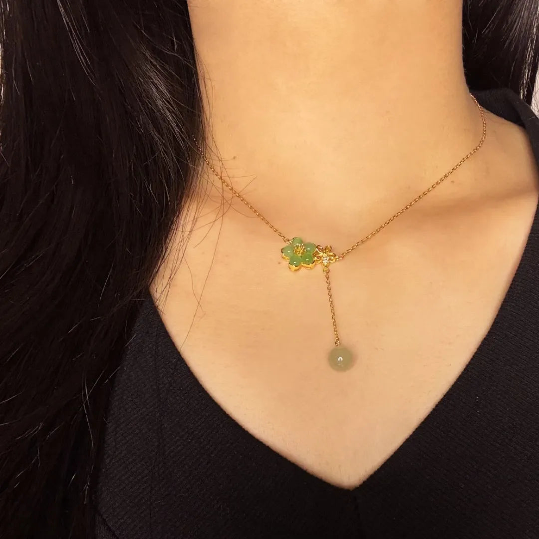 Jade Halskette "Elegante Blüte" Goldplattiert Silber