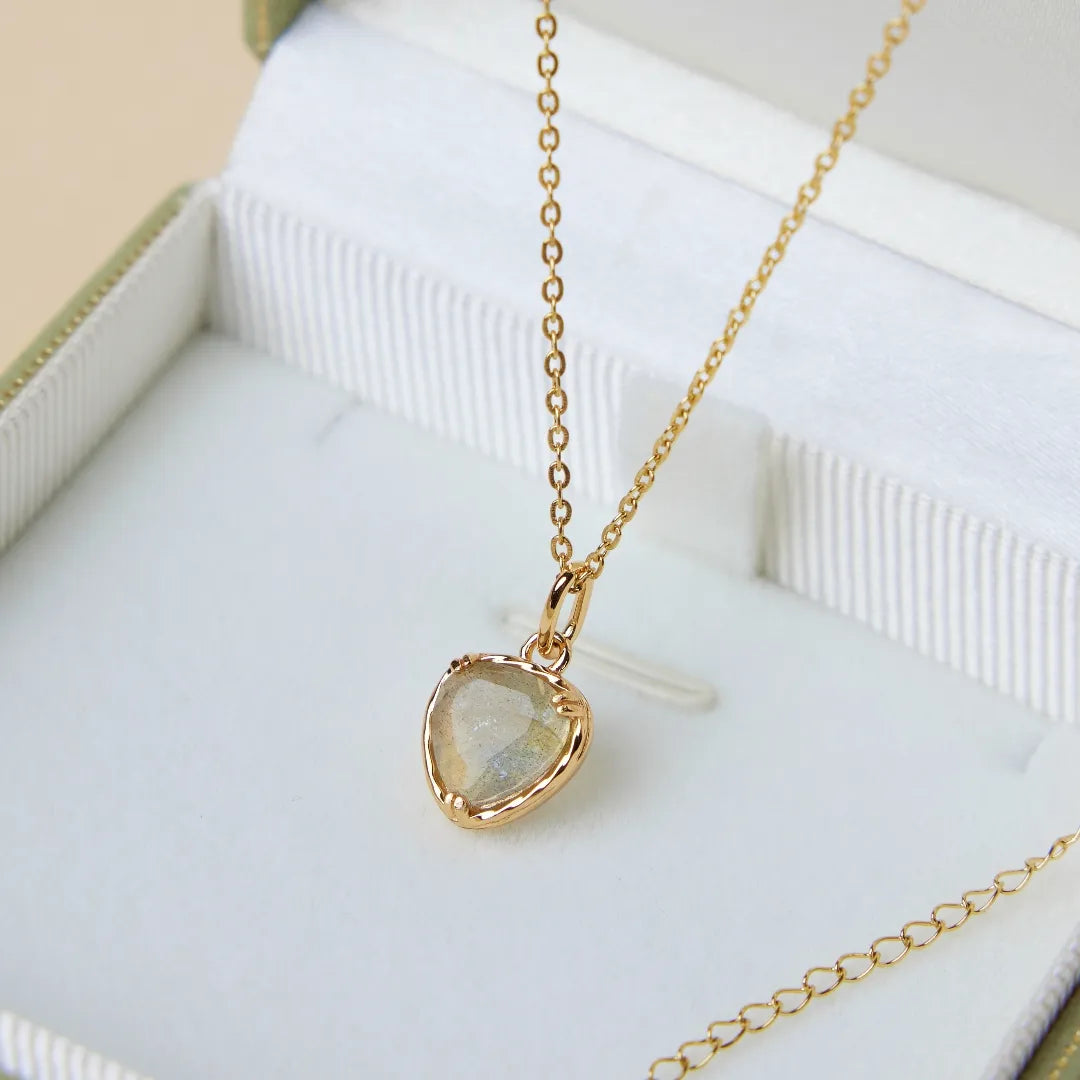 Labradorit Collier "Schützende Liebe" Goldplattiert Silber