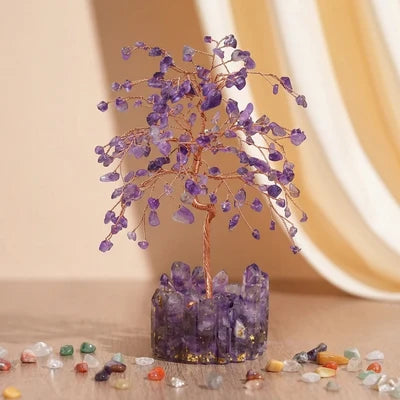 Arbre de vie décoratif "Éclat Harmonieux" fait à la main avec des pierres d'améthyste violettes et un fil de cuivre, reposant sur une base en améthyste brute.
