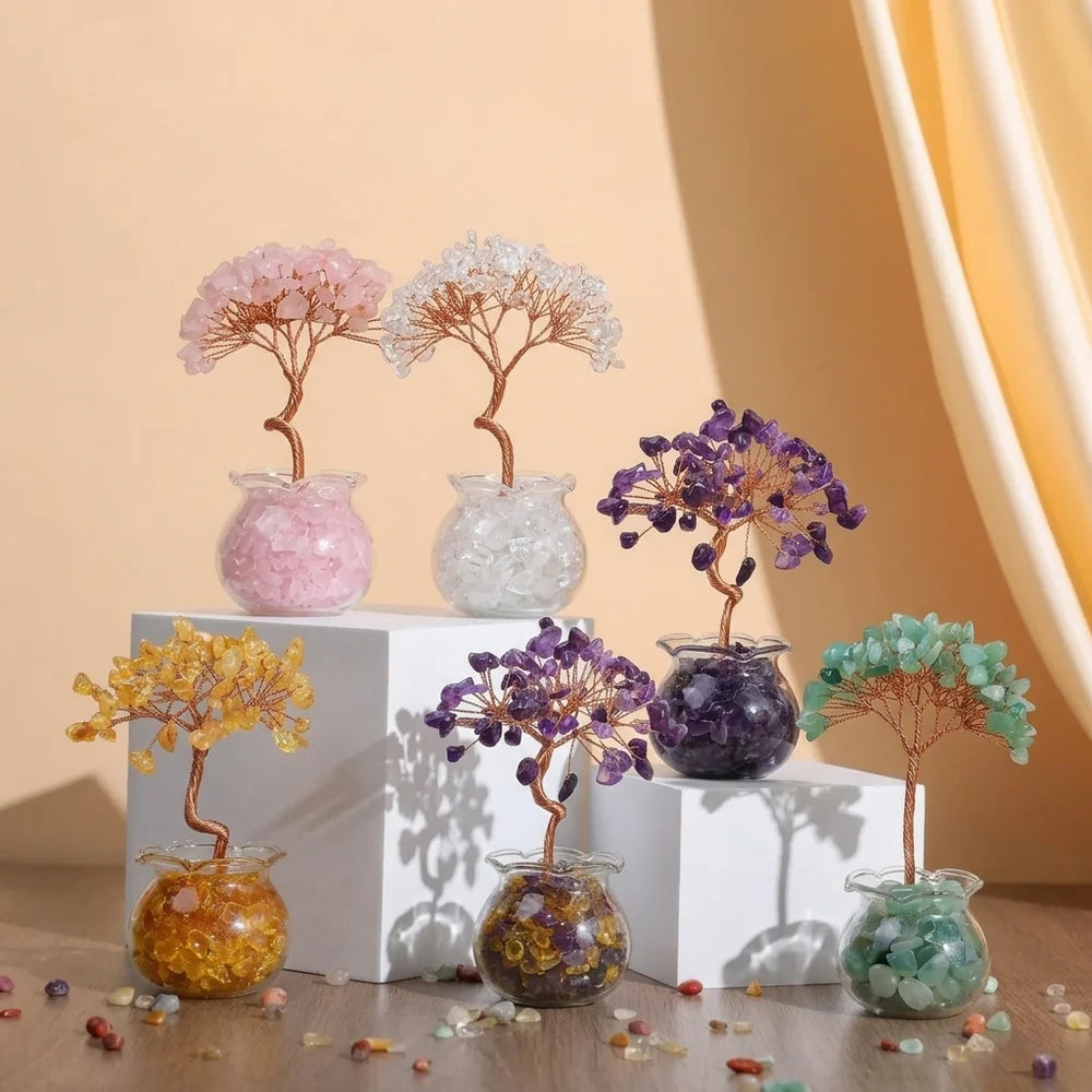 Arbre de vie décoratif en pierres naturelles multicolores (rose, blanc, violet, jaune, vert) dans des pots en verre, sur fond clair.