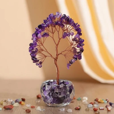 Arbre de Vie décoratif "Éclat Naturelle" fait de pierres d'améthyste violettes et d'un fil de cuivre, posé dans un pot en verre rempli de pierres d'améthyste.