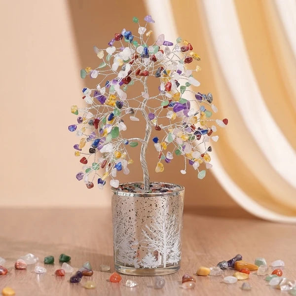 Arbre de Vie décoratif en pierres naturelles multicolores, avec un tronc et des branches en fil d'argent, présenté dans un pot en verre argenté orné d'un motif d'arbre.