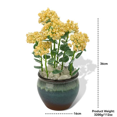 Arbre de vie décoratif en citrine avec des fleurs jaunes et des feuilles vertes, dans un pot en céramique bleu et marron. Dimensions : 36 cm de haut, 16 cm de large. Poids : 3200g/112oz.