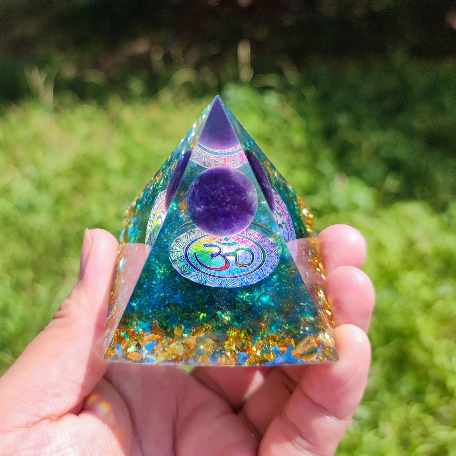 Ruhe - Orgonit-Pyramide OM aus Amethyst und Aquamarin