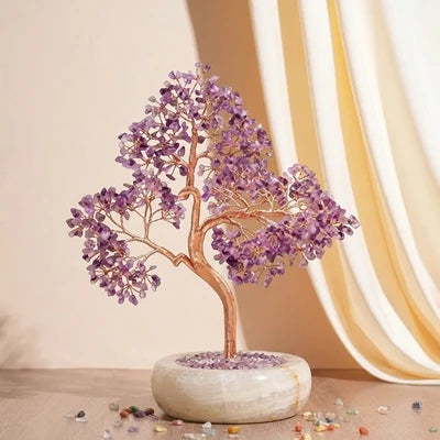 Arbre de Vie Triple Harmonie fait de pierres d'améthyste violettes et de fil de cuivre, reposant dans un pot en marbre blanc.